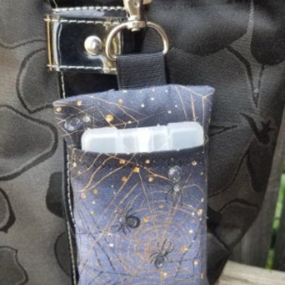 Vintage Flower Travel Tissue Holder Keychain - Picture 7 of 8